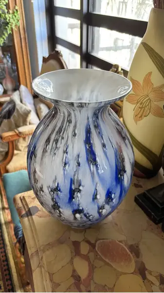 Foto de um(a) Antigo Grande Vaso Jarro Murano Italiano Opalina Art Deco, da categoria de Vasos. Antigo e grande vaso opalinado em murano leitoso, técnica de trabalho “Sandwich Glass” quando temos mais de um tipo de vidro... Mostrado de uma perspectiva diferente. Vendido no marketplace Trésors.