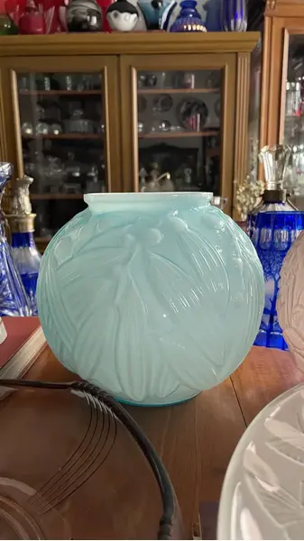 Foto de um(a) Antigo Raro Vaso Jarro Bojudo Em Opalina Azul Art Deco, da categoria de Vasos. Antigo e lindo vaso bojudo em opalina artística na cor azul, linda decoração com folhagens em relevo. Muito decorativo e... Mostrado de uma perspectiva diferente. Vendido no marketplace Trésors.