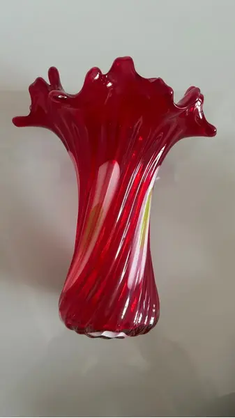 Foto de um(a) Antigo Vaso Jarro Em Murano Italiano Vermelho Art Deco, da categoria de Vasos. ~ Italy Glass ~Antigo e sofisticado vaso artístico em Murano Italiano soufflé gomado, com a borda plissada, cor vermelho... Mostrado de uma perspectiva diferente. Vendido no marketplace Trésors.