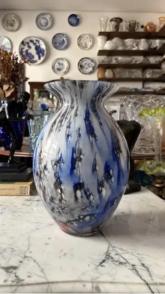 Foto de um(a) Antigo Grande Vaso Jarro Murano Italiano Opalina Art Deco, da categoria de Vasos. Antigo e grande vaso opalinado em murano leitoso, técnica de trabalho “Sandwich Glass” quando temos mais de um tipo de vidro... Mostrado de uma perspectiva diferente. Vendido no marketplace Trésors.