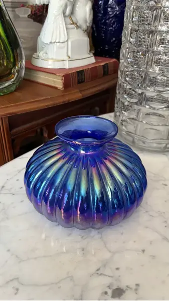 Foto de um(a) Antigo Vaso Jarro Art Deco Vidro Iridescente Murano Soprado, da categoria de Vasos. Mouth blown glass, modelo Noblesse.Belíssimo vaso em vidro artístico iridescente, peça totalmente artesanal, técnica de... Mostrado de uma perspectiva diferente. Vendido no marketplace Trésors.