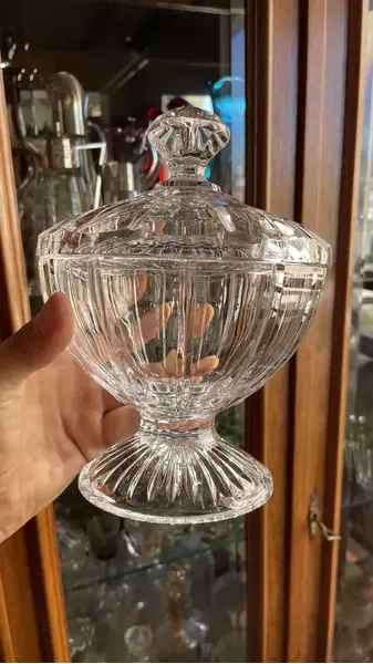 Foto de um(a) Antiga Bomboniere Compoteira Art Deco Cristal Orrefors, da categoria de Garrafas, potes e jarros. ~ Orrefors ~ Antiga e finíssima bomboniere em cristal sueco da renomada Cristallerie Orrefors. Lapidação simples e elegante.... Mostrado de uma perspectiva diferente. Vendido no marketplace Trésors.