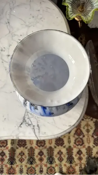 Foto de um(a) Antigo Grande Vaso Jarro Murano Italiano Opalina Art Deco, da categoria de Vasos. Antigo e grande vaso opalinado em murano leitoso, técnica de trabalho “Sandwich Glass” quando temos mais de um tipo de vidro... Mostrado de uma perspectiva diferente. Vendido no marketplace Trésors.