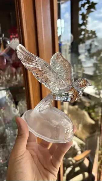 Foto de um(a) Antiga Escultura Pássaro Art Deco Em Cristal Francês Satiné, da categoria de Escultura. Luminarc - Verrerie D'arques, France. Antiga escultura artística representando pássaro em movimento, moldado em bloco de... Mostrado de uma perspectiva diferente. Vendido no marketplace Trésors.