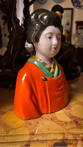 Foto de um(a) Antiga Escultura Busto De Gueixa Porcelana Oriental Kutani, da categoria de Escultura. Antiga e rara escultura oriental representando busto de gueixa com quimono. Peça artística, de ótima qualidade, moldada e... Mostrado de uma perspectiva diferente. Vendido no marketplace Trésors.