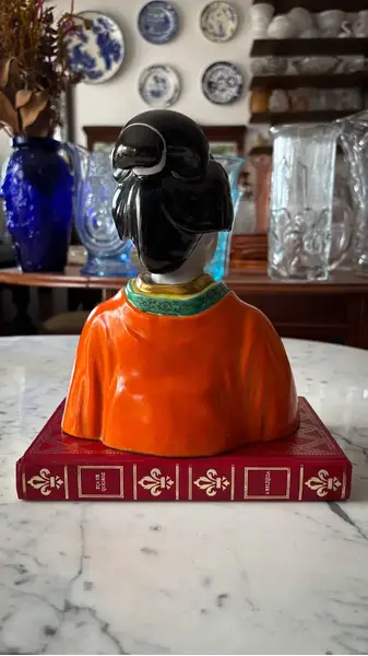 Foto de um(a) Antiga Escultura Busto De Gueixa Porcelana Oriental Kutani, da categoria de Escultura. Antiga e rara escultura oriental representando busto de gueixa com quimono. Peça artística, de ótima qualidade, moldada e... Mostrado de uma perspectiva diferente. Vendido no marketplace Trésors.