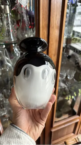Foto de um(a) Antigo Vaso Art Deco Murano Italiano Leitoso Preto E Branco, da categoria de Vasos. Antigo vaso em Murano italiano leitoso. Peça artística, ricamente feita à mão. Técnica de trabalho Bullicante com bolhas... Mostrado de uma perspectiva diferente. Vendido no marketplace Trésors.