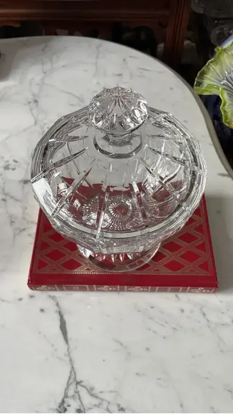 Foto de um(a) Antiga Bomboniere Compoteira Art Deco Cristal Orrefors, da categoria de Garrafas, potes e jarros. ~ Orrefors ~ Antiga e finíssima bomboniere em cristal sueco da renomada Cristallerie Orrefors. Lapidação simples e elegante.... Mostrado de uma perspectiva diferente. Vendido no marketplace Trésors.