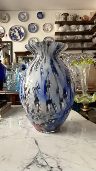 Foto de um(a) Antigo Grande Vaso Jarro Murano Italiano Opalina Art Deco, da categoria de Vasos. Antigo e grande vaso opalinado em murano leitoso, técnica de trabalho “Sandwich Glass” quando temos mais de um tipo de vidro... Mostrado de uma perspectiva diferente. Vendido no marketplace Trésors.