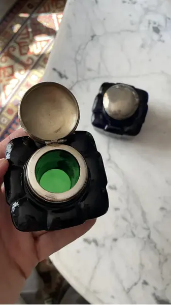 Foto de um(a) Antigo Tinteiro De Coleção Vidro Americano Verde Art Deco, da categoria de Garrafas, potes e jarros. Antigo tinteiro de coleção em vidro americano na cor verde. Guarnições em metal dourado. pequeno bicado na parte de trás.... Mostrado de uma perspectiva diferente. Vendido no marketplace Trésors.