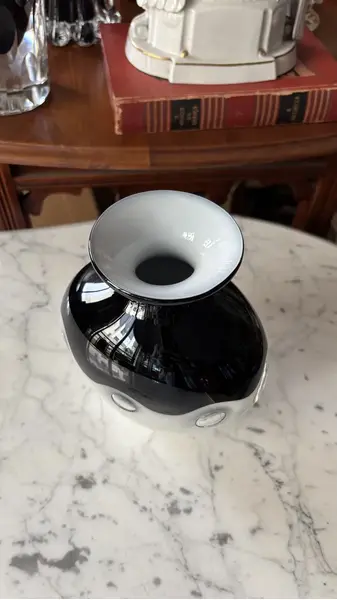 Foto de um(a) Antigo Vaso Art Deco Murano Italiano Leitoso Preto E Branco, da categoria de Vasos. Antigo vaso em Murano italiano leitoso. Peça artística, ricamente feita à mão. Técnica de trabalho Bullicante com bolhas... Mostrado de uma perspectiva diferente. Vendido no marketplace Trésors.