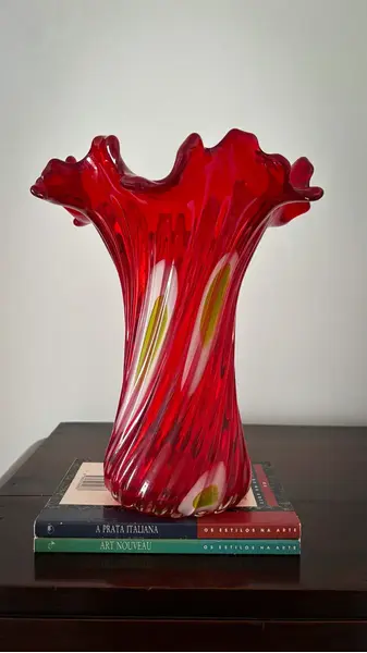 Foto de um(a) Antigo Vaso Jarro Em Murano Italiano Vermelho Art Deco, da categoria de Vasos. ~ Italy Glass ~Antigo e sofisticado vaso artístico em Murano Italiano soufflé gomado, com a borda plissada, cor vermelho... Mostrado de uma perspectiva diferente. Vendido no marketplace Trésors.