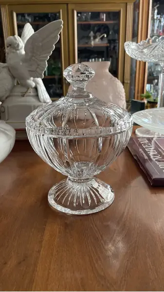 Foto de um(a) Antiga Bomboniere Compoteira Art Deco Cristal Orrefors, da categoria de Garrafas, potes e jarros. ~ Orrefors ~ Antiga e finíssima bomboniere em cristal sueco da renomada Cristallerie Orrefors. Lapidação simples e elegante.... Mostrado de uma perspectiva diferente. Vendido no marketplace Trésors.