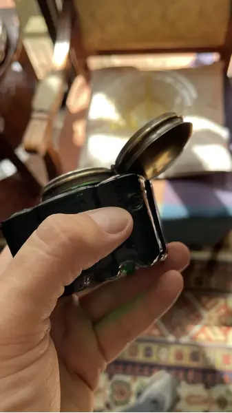 Foto de um(a) Antigo Tinteiro De Coleção Vidro Americano Verde Art Deco, da categoria de Garrafas, potes e jarros. Antigo tinteiro de coleção em vidro americano na cor verde. Guarnições em metal dourado. pequeno bicado na parte de trás.... Mostrado de uma perspectiva diferente. Vendido no marketplace Trésors.