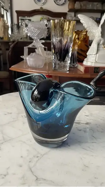 Foto de um(a) Antigo Vaso Decorativo Em Murano Italiano Azul Art Deco, da categoria de Vasos. Antigo e muito diferente vaso “gota” em Murano italiano na cor azul. Ele tem um formato icônico, com essa divisão da gota no... Mostrado de uma perspectiva diferente. Vendido no marketplace Trésors.