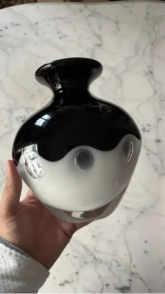 Foto de um(a) Antigo Vaso Art Deco Murano Italiano Leitoso Preto E Branco, da categoria de Vasos. Antigo vaso em Murano italiano leitoso. Peça artística, ricamente feita à mão. Técnica de trabalho Bullicante com bolhas... Mostrado de uma perspectiva diferente. Vendido no marketplace Trésors.