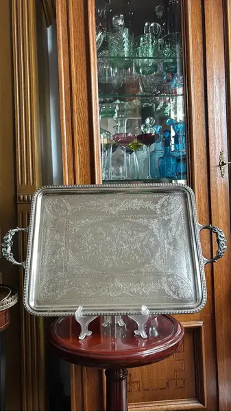 Foto de um(a) Antiga Grande Bandeja Trabalhada Em Prata Eberle, da categoria de Bandejas. ~ Eberle Silverplate ~ Antiga e grande bandeja em prata Eberle com alças trabalhadas no formato de flores em relevo, e... Mostrado de uma perspectiva diferente. Vendido no marketplace Trésors.
