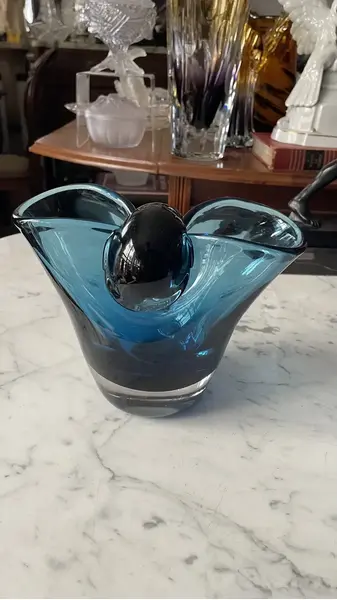Foto de um(a) Antigo Vaso Decorativo Em Murano Italiano Azul Art Deco, da categoria de Vasos. Antigo e muito diferente vaso “gota” em Murano italiano na cor azul. Ele tem um formato icônico, com essa divisão da gota no... Mostrado de uma perspectiva diferente. Vendido no marketplace Trésors.