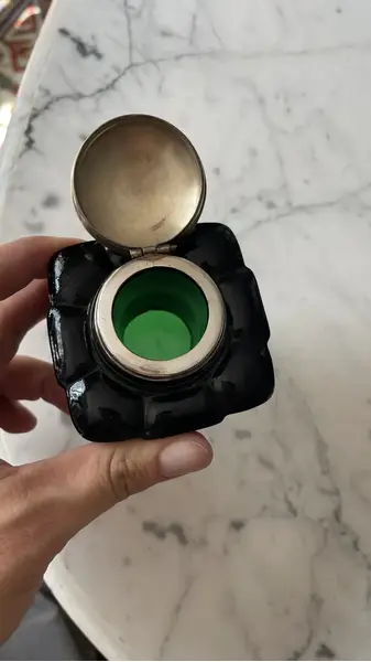 Foto de um(a) Antigo Tinteiro De Coleção Vidro Americano Verde Art Deco, da categoria de Garrafas, potes e jarros. Antigo tinteiro de coleção em vidro americano na cor verde. Guarnições em metal dourado. pequeno bicado na parte de trás.... Mostrado de uma perspectiva diferente. Vendido no marketplace Trésors.