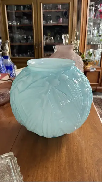 Foto de um(a) Antigo Raro Vaso Jarro Bojudo Em Opalina Azul Art Deco, da categoria de Vasos. Antigo e lindo vaso bojudo em opalina artística na cor azul, linda decoração com folhagens em relevo. Muito decorativo e... Mostrado de uma perspectiva diferente. Vendido no marketplace Trésors.