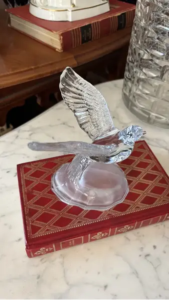 Foto de um(a) Antiga Escultura Pássaro Art Deco Em Cristal Francês Satiné, da categoria de Escultura. Luminarc - Verrerie D'arques, France. Antiga escultura artística representando pássaro em movimento, moldado em bloco de... Mostrado de uma perspectiva diferente. Vendido no marketplace Trésors.