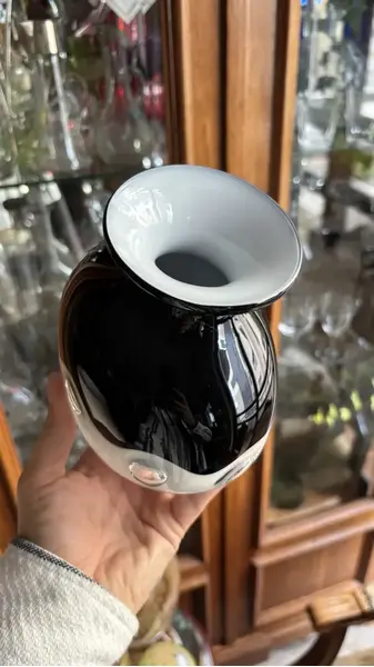 Foto de um(a) Antigo Vaso Art Deco Murano Italiano Leitoso Preto E Branco, da categoria de Vasos. Antigo vaso em Murano italiano leitoso. Peça artística, ricamente feita à mão. Técnica de trabalho Bullicante com bolhas... Mostrado de uma perspectiva diferente. Vendido no marketplace Trésors.