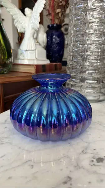 Foto de um(a) Antigo Vaso Jarro Art Deco Vidro Iridescente Murano Soprado, da categoria de Vasos. Mouth blown glass, modelo Noblesse.Belíssimo vaso em vidro artístico iridescente, peça totalmente artesanal, técnica de... Mostrado de uma perspectiva diferente. Vendido no marketplace Trésors.