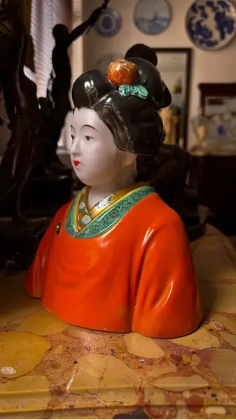 Foto de um(a) Antiga Escultura Busto De Gueixa Porcelana Oriental Kutani, da categoria de Escultura. Antiga e rara escultura oriental representando busto de gueixa com quimono. Peça artística, de ótima qualidade, moldada e... Mostrado de uma perspectiva diferente. Vendido no marketplace Trésors.