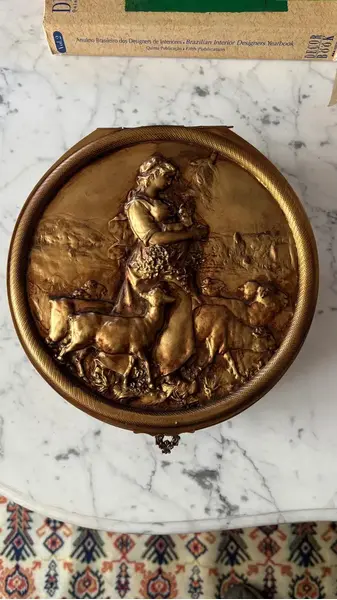 Foto de um(a) Antiga Escultura Caixa Decorativa Pétit Bronze Francês Debut, da categoria de Cestos e Caixas. ~ Retour Des Champs par Marcel Debut ~Antiga e grande caixa decorativa em bronze francês, com relevos artísticos. A cena... Mostrado de uma perspectiva diferente. Vendido no marketplace Trésors.