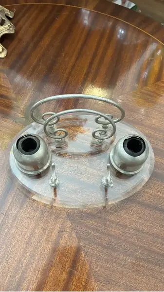 Foto de um(a) Antigo Tinteiro De Coleção Em Cristal Art Deco E Prata Wmf, da categoria de Outros colecionáveis. Antigo tinteiro de coleção em cristal facetado e metal prateado. Com lugar para colocar cartas e porta caneta. Década de... Mostrado de uma perspectiva diferente. Vendido no marketplace Trésors.