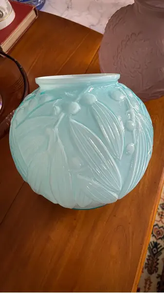 Foto de um(a) Antigo Raro Vaso Jarro Bojudo Em Opalina Azul Art Deco, da categoria de Vasos. Antigo e lindo vaso bojudo em opalina artística na cor azul, linda decoração com folhagens em relevo. Muito decorativo e... Mostrado de uma perspectiva diferente. Vendido no marketplace Trésors.