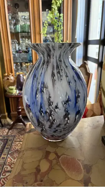 Foto de um(a) Antigo Grande Vaso Jarro Murano Italiano Opalina Art Deco, da categoria de Vasos. Antigo e grande vaso opalinado em murano leitoso, técnica de trabalho “Sandwich Glass” quando temos mais de um tipo de vidro... Mostrado de uma perspectiva diferente. Vendido no marketplace Trésors.