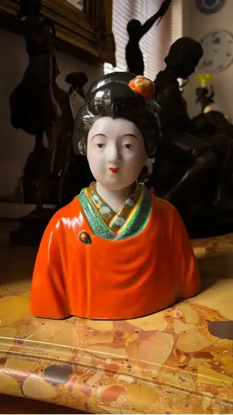 Foto de um(a) Antiga Escultura Busto De Gueixa Porcelana Oriental Kutani, da categoria de Escultura. Antiga e rara escultura oriental representando busto de gueixa com quimono. Peça artística, de ótima qualidade, moldada e... Mostrado de uma perspectiva diferente. Vendido no marketplace Trésors.