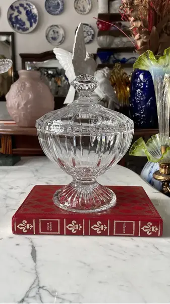 Foto de um(a) Antiga Bomboniere Compoteira Art Deco Cristal Orrefors, da categoria de Garrafas, potes e jarros. ~ Orrefors ~ Antiga e finíssima bomboniere em cristal sueco da renomada Cristallerie Orrefors. Lapidação simples e elegante.... Mostrado de uma perspectiva diferente. Vendido no marketplace Trésors.