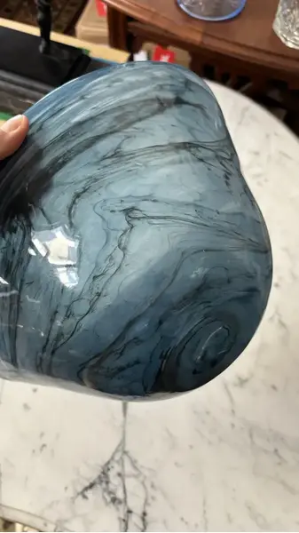 Foto de um(a) Antigo Cachepô Centro De Mesa Bowl Em Murano Azul Art Deco, da categoria de Cachepot. George Davidson Glass. Belíssimo centro de mesa em Murano artístico, técnica de trabalho marmorizado. Peça imponente, muito... Mostrado de uma perspectiva diferente. Vendido no marketplace Trésors.