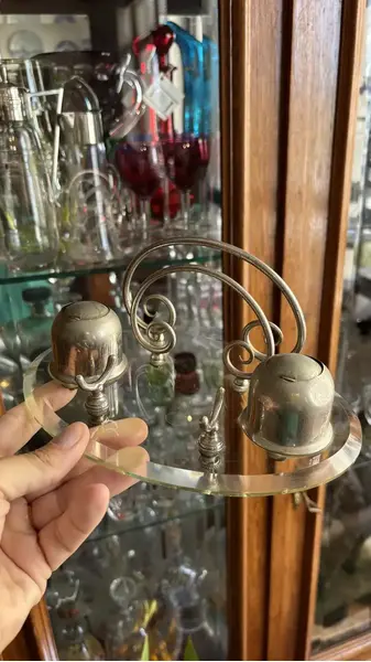Foto de um(a) Antigo Tinteiro De Coleção Em Cristal Art Deco E Prata Wmf, da categoria de Outros colecionáveis. Antigo tinteiro de coleção em cristal facetado e metal prateado. Com lugar para colocar cartas e porta caneta. Década de... Mostrado de uma perspectiva diferente. Vendido no marketplace Trésors.