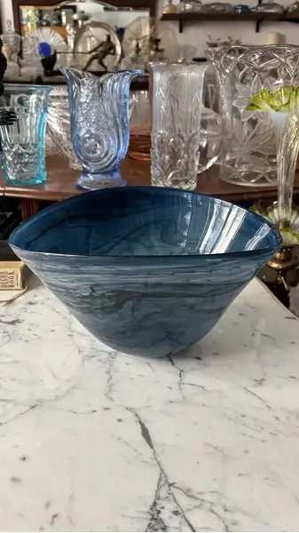 Foto de um(a) Antigo Cachepô Centro De Mesa Bowl Em Murano Azul Art Deco, da categoria de Cachepot. George Davidson Glass. Belíssimo centro de mesa em Murano artístico, técnica de trabalho marmorizado. Peça imponente, muito... Mostrado de uma perspectiva diferente. Vendido no marketplace Trésors.