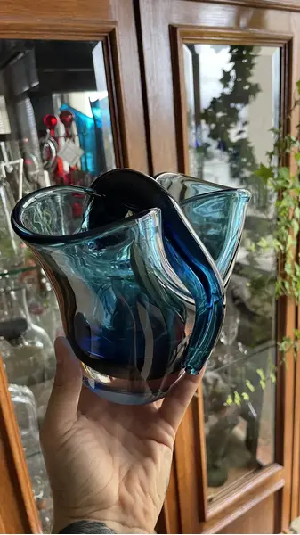 Foto de um(a) Antigo Vaso Decorativo Em Murano Italiano Azul Art Deco, da categoria de Vasos. Antigo e muito diferente vaso “gota” em Murano italiano na cor azul. Ele tem um formato icônico, com essa divisão da gota no... Mostrado de uma perspectiva diferente. Vendido no marketplace Trésors.