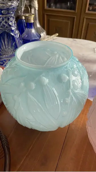 Foto de um(a) Antigo Raro Vaso Jarro Bojudo Em Opalina Azul Art Deco, da categoria de Vasos. Antigo e lindo vaso bojudo em opalina artística na cor azul, linda decoração com folhagens em relevo. Muito decorativo e... Mostrado de uma perspectiva diferente. Vendido no marketplace Trésors.