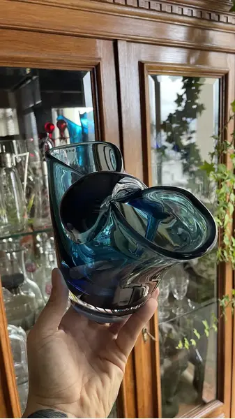 Foto de um(a) Antigo Vaso Decorativo Em Murano Italiano Azul Art Deco, da categoria de Vasos. Antigo e muito diferente vaso “gota” em Murano italiano na cor azul. Ele tem um formato icônico, com essa divisão da gota no... Mostrado de uma perspectiva diferente. Vendido no marketplace Trésors.