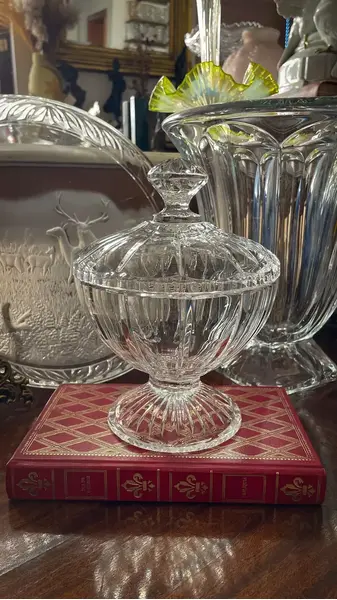 Foto de um(a) Antiga Bomboniere Compoteira Art Deco Cristal Orrefors, da categoria de Garrafas, potes e jarros. ~ Orrefors ~ Antiga e finíssima bomboniere em cristal sueco da renomada Cristallerie Orrefors. Lapidação simples e elegante.... Mostrado de uma perspectiva diferente. Vendido no marketplace Trésors.
