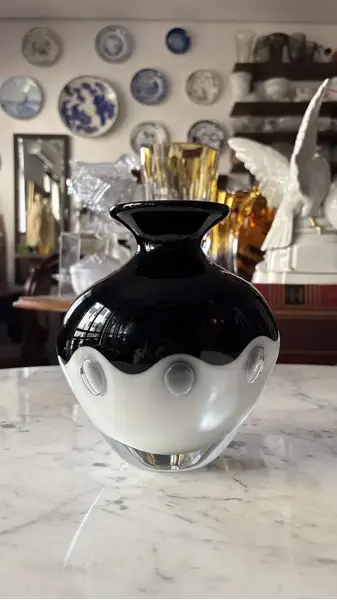 Foto de um(a) Antigo Vaso Art Deco Murano Italiano Leitoso Preto E Branco, da categoria de Vasos. Antigo vaso em Murano italiano leitoso. Peça artística, ricamente feita à mão. Técnica de trabalho Bullicante com bolhas... Mostrado de uma perspectiva diferente. Vendido no marketplace Trésors.