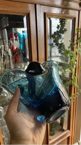 Foto de um(a) Antigo Vaso Decorativo Em Murano Italiano Azul Art Deco, da categoria de Vasos. Antigo e muito diferente vaso “gota” em Murano italiano na cor azul. Ele tem um formato icônico, com essa divisão da gota no... Mostrado de uma perspectiva diferente. Vendido no marketplace Trésors.