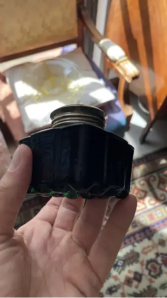 Foto de um(a) Antigo Tinteiro De Coleção Vidro Americano Verde Art Deco, da categoria de Garrafas, potes e jarros. Antigo tinteiro de coleção em vidro americano na cor verde. Guarnições em metal dourado. pequeno bicado na parte de trás.... Mostrado de uma perspectiva diferente. Vendido no marketplace Trésors.