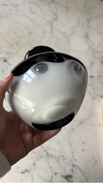 Foto de um(a) Antigo Vaso Art Deco Murano Italiano Leitoso Preto E Branco, da categoria de Vasos. Antigo vaso em Murano italiano leitoso. Peça artística, ricamente feita à mão. Técnica de trabalho Bullicante com bolhas... Mostrado de uma perspectiva diferente. Vendido no marketplace Trésors.