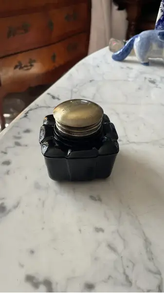 Foto de um(a) Antigo Tinteiro De Coleção Vidro Americano Verde Art Deco, da categoria de Garrafas, potes e jarros. Antigo tinteiro de coleção em vidro americano na cor verde. Guarnições em metal dourado. pequeno bicado na parte de trás.... Mostrado de uma perspectiva diferente. Vendido no marketplace Trésors.