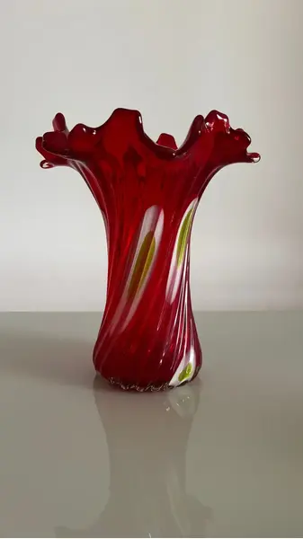 Foto de um(a) Antigo Vaso Jarro Em Murano Italiano Vermelho Art Deco, da categoria de Vasos. ~ Italy Glass ~Antigo e sofisticado vaso artístico em Murano Italiano soufflé gomado, com a borda plissada, cor vermelho... Mostrado de uma perspectiva diferente. Vendido no marketplace Trésors.