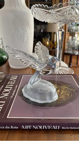 Foto de um(a) Antiga Escultura Pássaro Art Deco Em Cristal Francês Satiné, da categoria de Escultura. Luminarc - Verrerie D'arques, France. Antiga escultura artística representando pássaro em movimento, moldado em bloco de... Mostrado de uma perspectiva diferente. Vendido no marketplace Trésors.