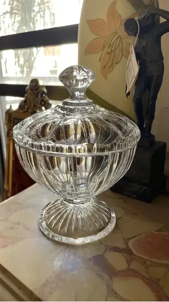 Foto de um(a) Antiga Bomboniere Compoteira Art Deco Cristal Orrefors, da categoria de Garrafas, potes e jarros. ~ Orrefors ~ Antiga e finíssima bomboniere em cristal sueco da renomada Cristallerie Orrefors. Lapidação simples e elegante.... Mostrado de uma perspectiva diferente. Vendido no marketplace Trésors.