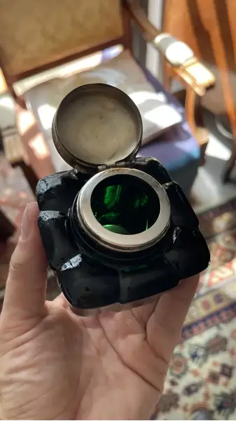 Foto de um(a) Antigo Tinteiro De Coleção Vidro Americano Verde Art Deco, da categoria de Garrafas, potes e jarros. Antigo tinteiro de coleção em vidro americano na cor verde. Guarnições em metal dourado. pequeno bicado na parte de trás.... Mostrado de uma perspectiva diferente. Vendido no marketplace Trésors.